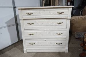 lot 33 image: Vintage 4 drawer Dresser