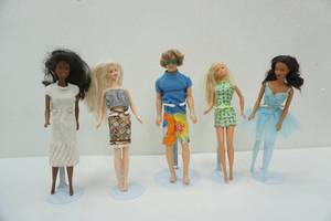 lot 73 image: Barbies and Stands (5ct)