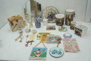lot 95 image: Vintage 45 Records & Home Decor