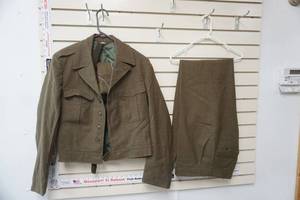 lot 168 image: WWII US Army Officers Uniform