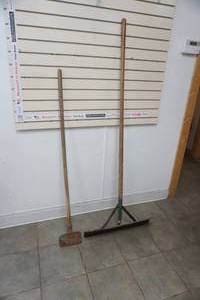 lot 214 image: ice scraper and scrape shovel