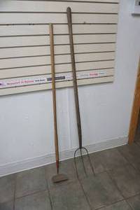 lot 215 image: Antique 3 Prong Hay Pitch Fork & Garden Hoe