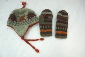 lot 223 image: Wool Hat & Matching Mittens