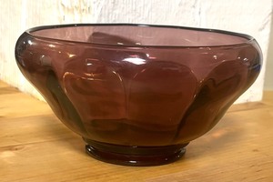 lot 29 image: Decorative Footed Amethyst Glass Bowl