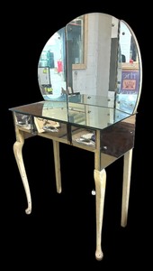 lot 3 image: Mirrored Vanity Table with Elegant Curved Legs