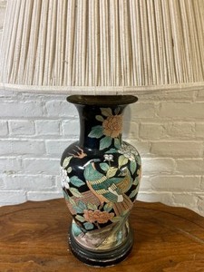 lot 120 image: Vintage Chinoiserie Table Lamp  Birds Tropical Floral Asian Vase Lamp