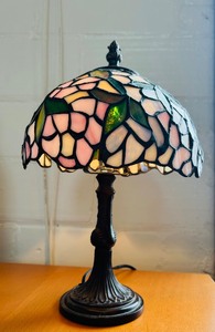 lot 9 image: Stunning Petite Tiffany Style Stained Glass Table Lamp