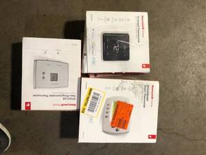 lot 35 image: Lot of Assorted Thermostats Various Models and Conditions  Customer Returns See Pictures