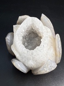 lot 13 image: Hand -Carved Natural Geode Natural Agate Geode Lotus Flower. 1 lb .8 oz.  0.478 kg.