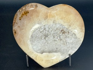 lot 16 image: Polished druzy Agate Geode Heart Shape Hand carved. 2 lbs .7 oz.  0.928 kg.