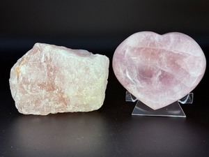 lot 30 image: Raw Rose Quartz stone &amp Rose Quartz Heart Shaped Dish. 3 lbs 2.2 oz.  1.424 kg.