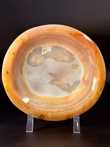 lot 32 image: Agate dish is a beautifully polished, hand-carved piece that highlights the natural banding and rich earthy tones of agate. 2 lbs 13,1 oz.  1.279 kg.