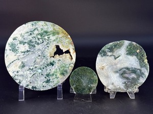 lot 55 image: Circular Moss Agate Slabs are beautifully cut and polished slices that showcase the organic, moss-like inclusions moss agate is known for. 1 lb 11.8 oz.  0.789 kg.