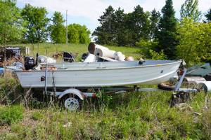 lot 3 image: 1974 Starcraft 14 Aluminum Fishing Boat with 75 Mercury and Trailer