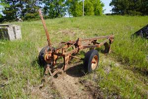 lot 70 image: Case 3 Bottom Trailer Plow