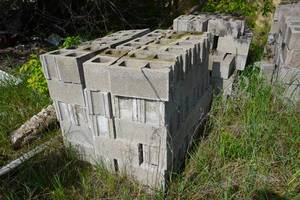 lot 37 image: 1 Pallet of 75 Construction Cinder Blocks