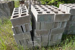 lot 38 image: 1 Pallet of 75 Construction Cinder Blocks