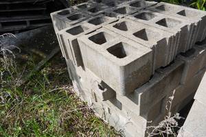 lot 40 image: Pallet of 50 Construction Cinder Blocks