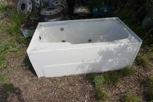lot 17 image: Whirlpool Bath Tub