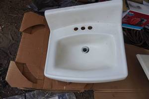 lot 14 image: Ceramic Wall Mount Bathroom Sink