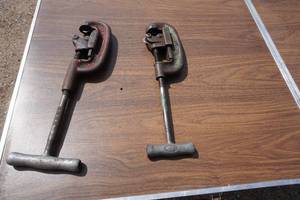 lot 51 image: 2 Manual Pipe Cutters With Pipe CleanerReamer