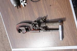 lot 67 image: Ridgid 1-2 Pipe Cutter With Craftsman Threading Tool