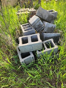 lot 40E image: Lot of Assorted Construction Cinder Blocks