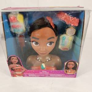 lot 19 image: Disney Princess Moana Styling Head Includes Comb Barrettes Charms Hair Spirals Hair Pick Elastic Hair Bands New Some Damage To Package