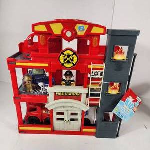 lot 41 image: New Kid Connection Fire Station Play Set Lights And Sound 31 Pieces