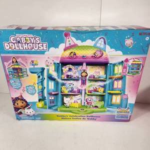 lot 50 image: Gabbys Celebration Dollhouse 25 Tall 14 Pieces Includes Comprend Gabby Girl Damaged Box
