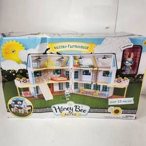 lot 58 image: New Buzzby Farmhouse Honey Bee Acres Over 25 Pieces Damaged Package