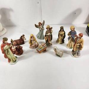 lot 81 image: Beautiful Ceramic Nativity Set 11 Piece Excellent Condition