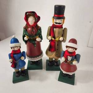 lot 98 image: Lot Of Four Wooden Christmas Carolers Very Cute  Great Condition