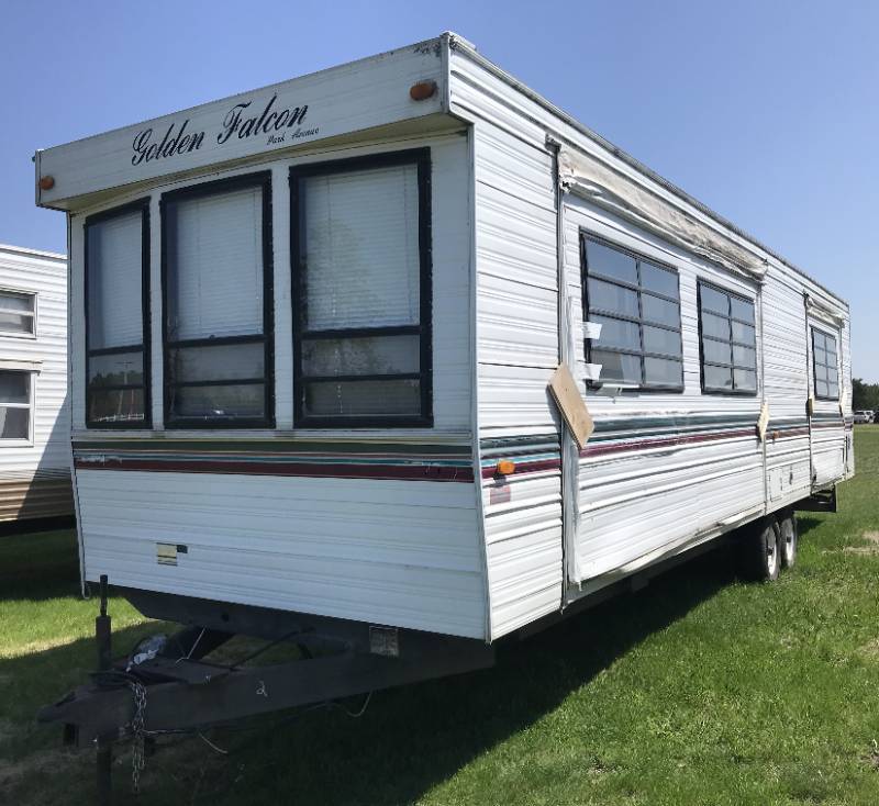 lot 4 image: 1997 Skyline Golden Falcon Park Model