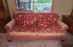 lot 6 image: Floral Patterned Sofa with Decorative Cushions
