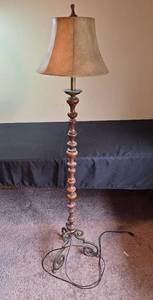 lot 21 image: Vintage Wooden Floor Lamp with Brass Tone Accents
