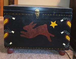 lot 43 image: Hand-Painted Folk Art Storage Chest with Rabbit Design