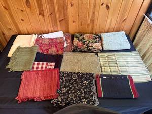 lot 64 image: Collection of Place Mats (folded) and Fabric Pieces