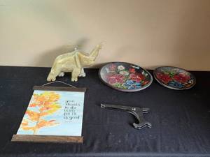 lot 70 image: Vintage Mexican Painted Plate Set & Carved Elephant Sculpture