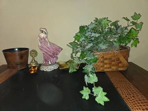 lot 87 image: Set of Vintage Decor with Focke & Meltzer Figurine and Gold Dish