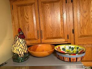 lot 105 image: Set of Decorative Bowls and Stained Glass Rooster Lamp