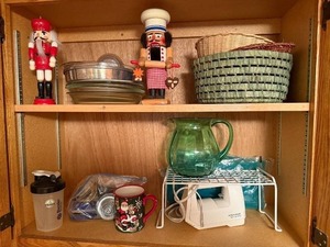 lot 106 image: Mixed Lot of Nutcracker Figures, Kitchen Glassware, and Small Appliances