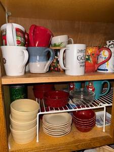 lot 109 image: Assorted Collection of Mugs, Bowls, and Plates