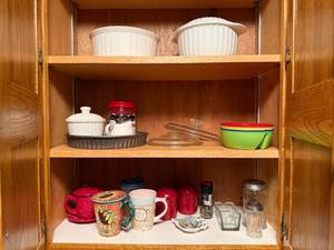 lot 111 image: Assorted Kitchenware Collection Including Mugs, Bowls, and Bakeware