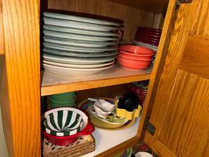 lot 114 image: Eclectic Collection of Seasonal & Decorative and Solid-Colored Mixing Bowls, Plates, and Dishes
