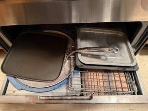 lot 121 image: Assorted Kitchenware Collection Including Drip Pans and Cooling Racks