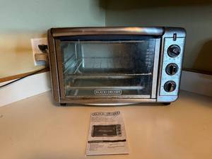 lot 124 image: BlackDecker Convection Countertop Oven with Instruction Manual