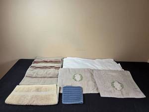 lot 141 image: Assorted Towel Set