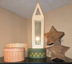 lot 163 image: Rustic Decorative Set with Stars and Patterned Boxes