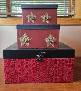 lot 192 image: Set of 3 Decorative Nested Storage Boxes with Star Accents